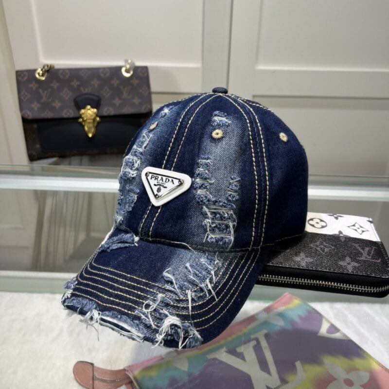 【AT1634】プラダ 🧢 これは何年も使える万能アイテムです。日常使いに最適で、色も完璧です。帽子の形も素晴らしく、誰が被っても似合います。品質も超一流で、おしゃれで合わせやすいです。