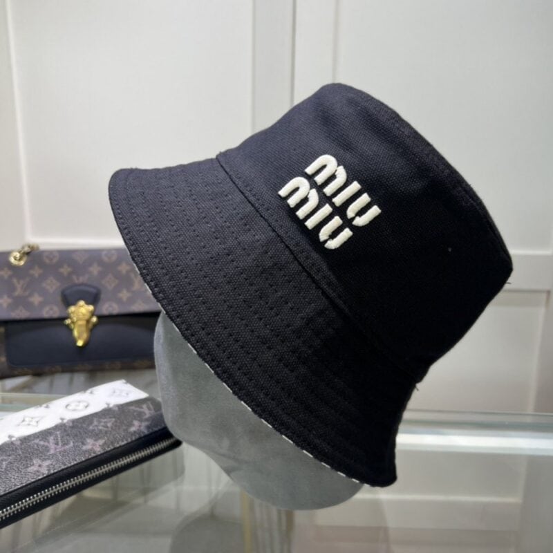 【AT1637】miumiuミウミウの新しいサンキャップ、公式ウェブサイトで新商品が発売されました！シンプルで大人なスタイル❤ファッションで大胆🌹控えめな贅沢🥰紫外線対策、ファッションも大事、マストアイテム🙆🏻😱早めに手に入れてください🤩あなたにぴったり！サイズ調節可能！