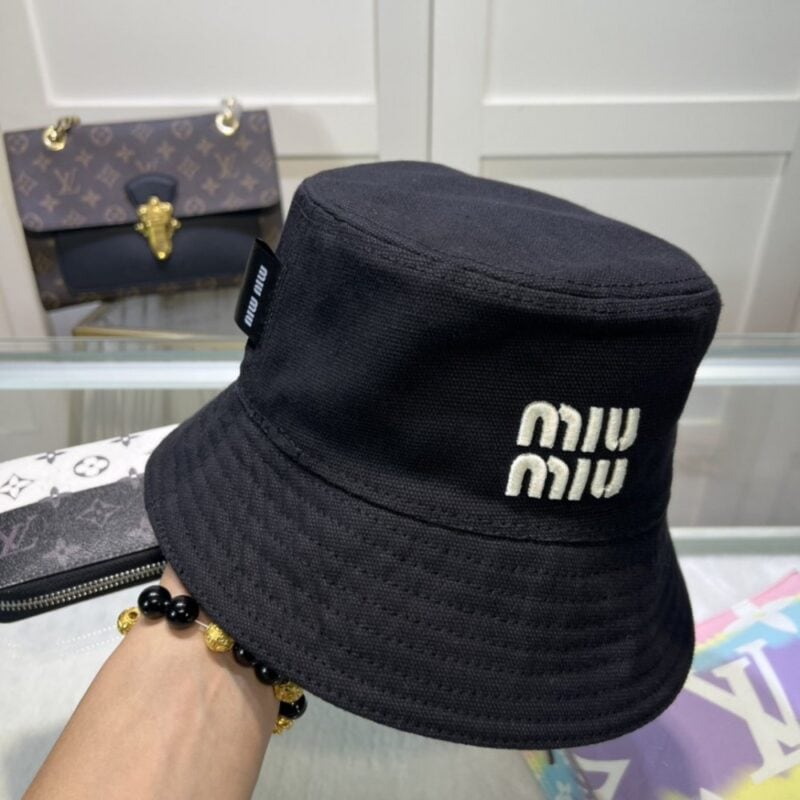 【AT1637】miumiuミウミウの新しいサンキャップ、公式ウェブサイトで新商品が発売されました！シンプルで大人なスタイル❤ファッションで大胆🌹控えめな贅沢🥰紫外線対策、ファッションも大事、マストアイテム🙆🏻😱早めに手に入れてください🤩あなたにぴったり！サイズ調節可能！