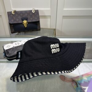【AT1637】miumiuミウミウの新しいサンキャップ、公式ウェブサイトで新商品が発売されました！シンプルで大人なスタイル❤ファッションで大胆🌹控えめな贅沢🥰紫外線対策、ファッションも大事、マストアイテム🙆🏻😱早めに手に入れてください🤩あなたにぴったり！サイズ調節可能！