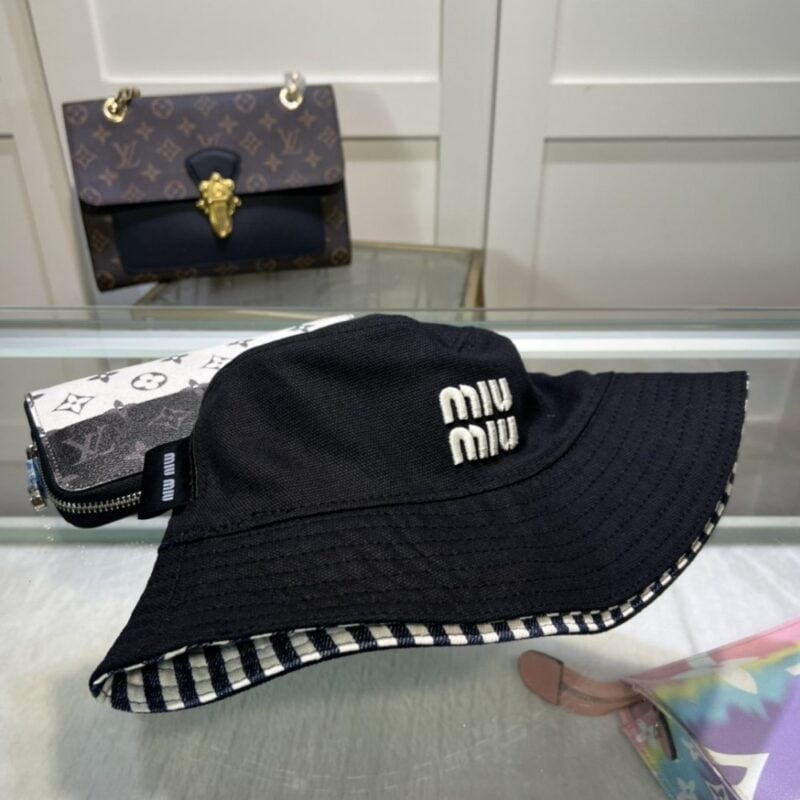 【AT1637】miumiuミウミウの新しいサンキャップ、公式ウェブサイトで新商品が発売されました！シンプルで大人なスタイル❤ファッションで大胆🌹控えめな贅沢🥰紫外線対策、ファッションも大事、マストアイテム🙆🏻😱早めに手に入れてください🤩あなたにぴったり！サイズ調節可能！