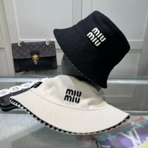 【AT1637】miumiuミウミウの新しいサンキャップ、公式ウェブサイトで新商品が発売されました！シンプルで大人なスタイル❤ファッションで大胆🌹控えめな贅沢🥰紫外線対策、ファッションも大事、マストアイテム🙆🏻😱早めに手に入れてください🤩あなたにぴったり！サイズ調節可能！