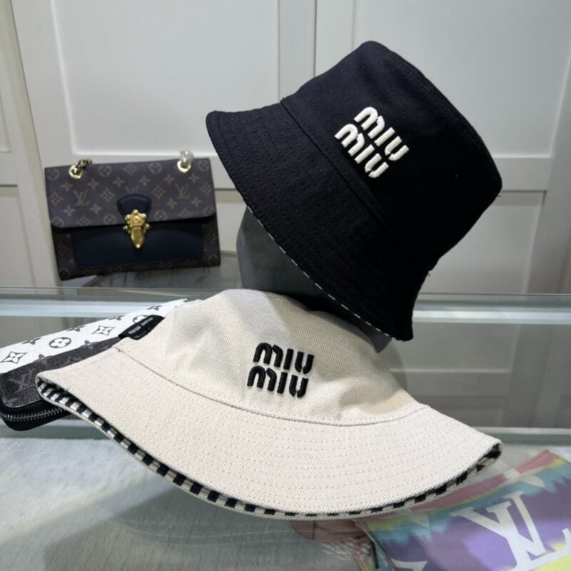 【AT1637】miumiuミウミウの新しいサンキャップ、公式ウェブサイトで新商品が発売されました！シンプルで大人なスタイル❤ファッションで大胆🌹控えめな贅沢🥰紫外線対策、ファッションも大事、マストアイテム🙆🏻😱早めに手に入れてください🤩あなたにぴったり！サイズ調節可能！