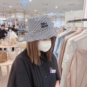 【AT1638】ミュウミュウの新しいサンバイザーが登場しました！公式ウェブサイトで新商品が発売されます！シンプルでエレガントで、ファッションで洗練されたデザインです❤時尚で洗練されたスタイル🌹控えめな高級感🥰日焼け止め効果も抜群で、時代を超えて使えるアイテム🙆🏻😱早めに手に入れてください🤩あなたにぴったりです！サイズ調節可能！