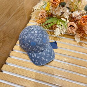 【AT1651】LVの新しい刺繍入りアルファベットベースボールキャップ。クラシックなロゴデザインで、決して時代遅れにならないファッションアイテムです。SNSインフルエンサーもおすすめするおしゃれな小物🤪
