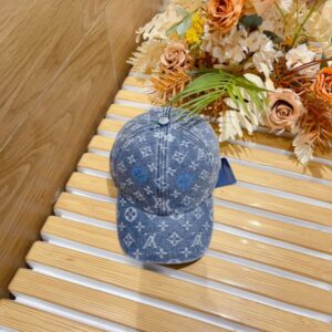 【AT1651】LVの新しい刺繍入りアルファベットベースボールキャップ。クラシックなロゴデザインで、決して時代遅れにならないファッションアイテムです。SNSインフルエンサーもおすすめするおしゃれな小物🤪