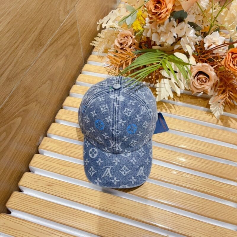 【AT1651】LVの新しい刺繍入りアルファベットベースボールキャップ。クラシックなロゴデザインで、決して時代遅れにならないファッションアイテムです。SNSインフルエンサーもおすすめするおしゃれな小物🤪