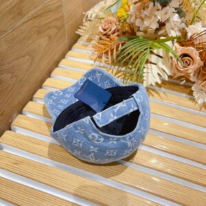 【AT1651】LVの新しい刺繍入りアルファベットベースボールキャップ。クラシックなロゴデザインで、決して時代遅れにならないファッションアイテムです。SNSインフルエンサーもおすすめするおしゃれな小物🤪