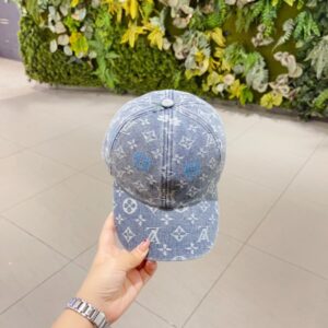 【AT1651】LVの新しい刺繍入りアルファベットベースボールキャップ。クラシックなロゴデザインで、決して時代遅れにならないファッションアイテムです。SNSインフルエンサーもおすすめするおしゃれな小物🤪