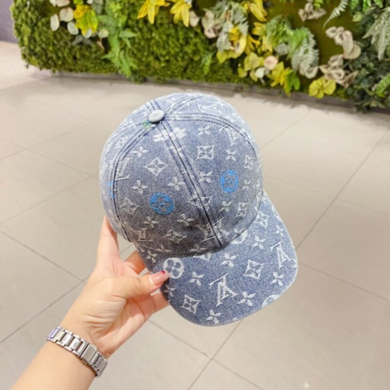 【AT1651】LVの新しい刺繍入りアルファベットベースボールキャップ。クラシックなロゴデザインで、決して時代遅れにならないファッションアイテムです。SNSインフルエンサーもおすすめするおしゃれな小物🤪