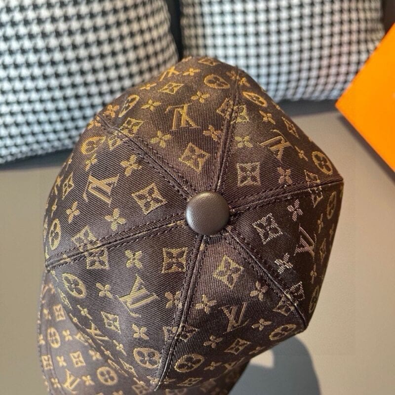 【AT1661】ボックスと布袋のセット、LV（ルイ・ヴィトン）の新作オリジナル野球帽、七色の刺繍、帆布と上質な牛革素材、純綿の裏地、軽くて通気性のある！クオリティーは素晴らしいです、ベースの頭囲は56センチ、ベルクロで調整可能です。