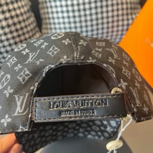 【AT1662】ボックスと布袋付き、LVルイヴィトンの新しいベースボールキャップ、七彩提花、帆布素材+頭皮牛革、純綿裏地、軽く透ける！質感抜群、基本的な頭囲は56、パッチ調整可能です。