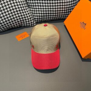 【AT1669】新しいアイテムが出荷されました。ボックスと布袋が付属しています。HERMÈS（エルメス）の最新モデルのオリジナル野球帽です。ツートンのHが特徴で、通気性のある帆布素材と上質な牛革を使用しています。工場で精製されたステンレス製調整バックルがついており、細部までこだわったデザインで、スタイリッシュでカッコいいです。品質は抜群です！