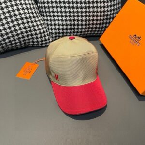 【AT1669】新しいアイテムが出荷されました。ボックスと布袋が付属しています。HERMÈS（エルメス）の最新モデルのオリジナル野球帽です。ツートンのHが特徴で、通気性のある帆布素材と上質な牛革を使用しています。工場で精製されたステンレス製調整バックルがついており、細部までこだわったデザインで、スタイリッシュでカッコいいです。品質は抜群です！