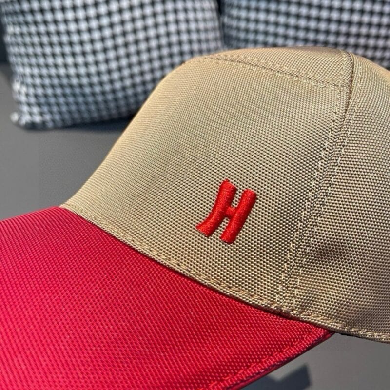 【AT1669】新しいアイテムが出荷されました。ボックスと布袋が付属しています。HERMÈS（エルメス）の最新モデルのオリジナル野球帽です。ツートンのHが特徴で、通気性のある帆布素材と上質な牛革を使用しています。工場で精製されたステンレス製調整バックルがついており、細部までこだわったデザインで、スタイリッシュでカッコいいです。品質は抜群です！
