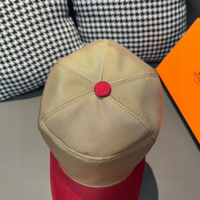【AT1669】新しいアイテムが出荷されました。ボックスと布袋が付属しています。HERMÈS（エルメス）の最新モデルのオリジナル野球帽です。ツートンのHが特徴で、通気性のある帆布素材と上質な牛革を使用しています。工場で精製されたステンレス製調整バックルがついており、細部までこだわったデザインで、スタイリッシュでカッコいいです。品質は抜群です！