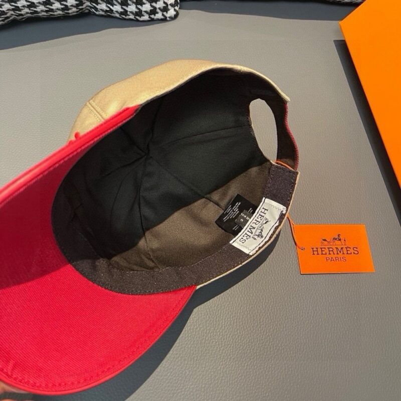 【AT1669】新しいアイテムが出荷されました。ボックスと布袋が付属しています。HERMÈS（エルメス）の最新モデルのオリジナル野球帽です。ツートンのHが特徴で、通気性のある帆布素材と上質な牛革を使用しています。工場で精製されたステンレス製調整バックルがついており、細部までこだわったデザインで、スタイリッシュでカッコいいです。品質は抜群です！