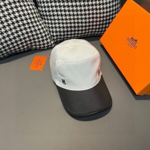 【AT1670】新作品出荷。箱入り布袋が付いています。HERMÈS(エルメス)の最新オリジナル野球帽、ツートンH、通気性のあるキャンバス生地+上質な牛革、工場製精鋼調節バックル、細かい仕上げ、ファッションで格好良いクオリティが抜群！