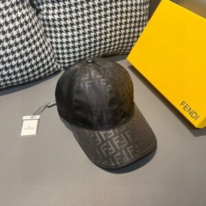 【AT1671】ボックスと布袋のセット、Fendi（フェンディ）のクラシックなオリジナルバットボールキャップ、ダブルFの刺繍、定番人気商品で口コミも抜群です。刺繍サテン生地+最上級牛革で軽量かつ通気性が抜群！質は最高で、基本的な頭囲は56cmで、パッチで調整可能です。売れ筋商品です！