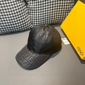 【AT1671】ボックスと布袋のセット、Fendi（フェンディ）のクラシックなオリジナルバットボールキャップ、ダブルFの刺繍、定番人気商品で口コミも抜群です。刺繍サテン生地+最上級牛革で軽量かつ通気性が抜群！質は最高で、基本的な頭囲は56cmで、パッチで調整可能です。売れ筋商品です！