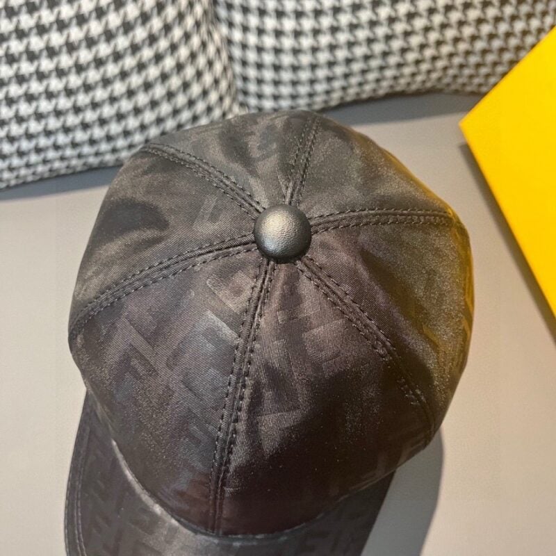 【AT1671】ボックスと布袋のセット、Fendi（フェンディ）のクラシックなオリジナルバットボールキャップ、ダブルFの刺繍、定番人気商品で口コミも抜群です。刺繍サテン生地+最上級牛革で軽量かつ通気性が抜群！質は最高で、基本的な頭囲は56cmで、パッチで調整可能です。売れ筋商品です！