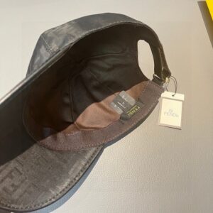 【AT1671】ボックスと布袋のセット、Fendi（フェンディ）のクラシックなオリジナルバットボールキャップ、ダブルFの刺繍、定番人気商品で口コミも抜群です。刺繍サテン生地+最上級牛革で軽量かつ通気性が抜群！質は最高で、基本的な頭囲は56cmで、パッチで調整可能です。売れ筋商品です！