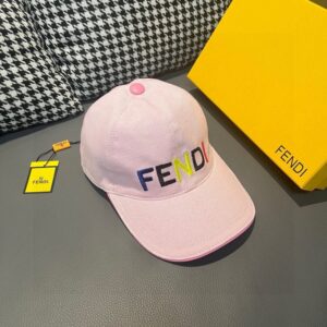 【AT1672】新製品が出荷されました。ボックスと布バッグが付属しています。Fendi（フェンディ）の新しいベースボールキャップ、FENDIのカラフルな刺繍、店頭で人気の商品です。キャンバス素材+最高級牛革、純綿裏地、軽く通気性があります！品質は素晴らしく、基本的な頭囲は56で、パッチが調節可能です！