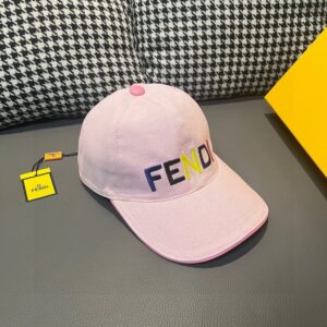 【AT1672】新製品が出荷されました。ボックスと布バッグが付属しています。Fendi（フェンディ）の新しいベースボールキャップ、FENDIのカラフルな刺繍、店頭で人気の商品です。キャンバス素材+最高級牛革、純綿裏地、軽く通気性があります！品質は素晴らしく、基本的な頭囲は56で、パッチが調節可能です！