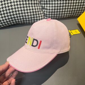 【AT1672】新製品が出荷されました。ボックスと布バッグが付属しています。Fendi（フェンディ）の新しいベースボールキャップ、FENDIのカラフルな刺繍、店頭で人気の商品です。キャンバス素材+最高級牛革、純綿裏地、軽く通気性があります！品質は素晴らしく、基本的な頭囲は56で、パッチが調節可能です！