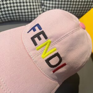 【AT1672】新製品が出荷されました。ボックスと布バッグが付属しています。Fendi（フェンディ）の新しいベースボールキャップ、FENDIのカラフルな刺繍、店頭で人気の商品です。キャンバス素材+最高級牛革、純綿裏地、軽く通気性があります！品質は素晴らしく、基本的な頭囲は56で、パッチが調節可能です！