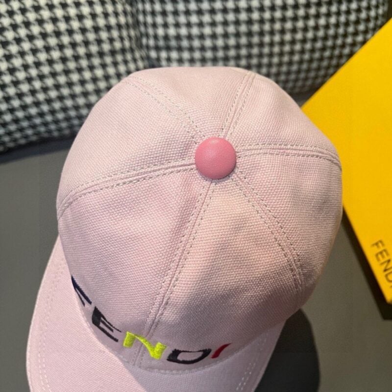 【AT1672】新製品が出荷されました。ボックスと布バッグが付属しています。Fendi（フェンディ）の新しいベースボールキャップ、FENDIのカラフルな刺繍、店頭で人気の商品です。キャンバス素材+最高級牛革、純綿裏地、軽く通気性があります！品質は素晴らしく、基本的な頭囲は56で、パッチが調節可能です！