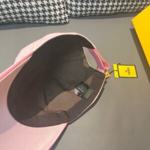 【AT1672】新製品が出荷されました。ボックスと布バッグが付属しています。Fendi（フェンディ）の新しいベースボールキャップ、FENDIのカラフルな刺繍、店頭で人気の商品です。キャンバス素材+最高級牛革、純綿裏地、軽く通気性があります！品質は素晴らしく、基本的な頭囲は56で、パッチが調節可能です！