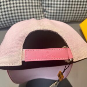 【AT1672】新製品が出荷されました。ボックスと布バッグが付属しています。Fendi（フェンディ）の新しいベースボールキャップ、FENDIのカラフルな刺繍、店頭で人気の商品です。キャンバス素材+最高級牛革、純綿裏地、軽く通気性があります！品質は素晴らしく、基本的な頭囲は56で、パッチが調節可能です！