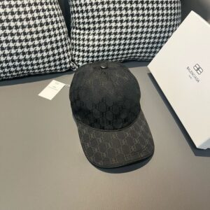 【AT1674】ボックス付きの布袋に、Balenciaga（バレンシアガ）の新作オリジナルキャップが入っています。キャンバス生地と最上級の牛革を使用し、純綿裏地で軽く通気性が良いです。シンプルで上品なデザインです！基本的な頭周りは56センチで、調節可能なパッチ付き。男女兼用で、四季にうってつけです！