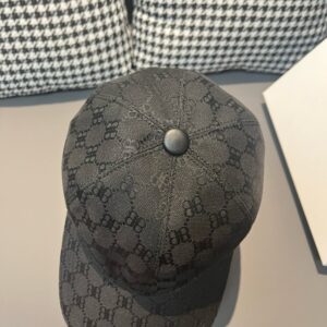 【AT1674】ボックス付きの布袋に、Balenciaga（バレンシアガ）の新作オリジナルキャップが入っています。キャンバス生地と最上級の牛革を使用し、純綿裏地で軽く通気性が良いです。シンプルで上品なデザインです！基本的な頭周りは56センチで、調節可能なパッチ付き。男女兼用で、四季にうってつけです！