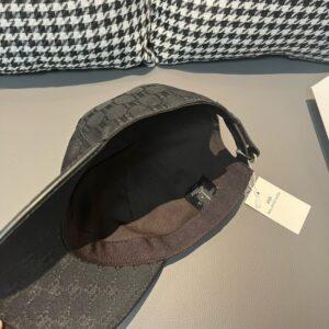 【AT1674】ボックス付きの布袋に、Balenciaga（バレンシアガ）の新作オリジナルキャップが入っています。キャンバス生地と最上級の牛革を使用し、純綿裏地で軽く通気性が良いです。シンプルで上品なデザインです！基本的な頭周りは56センチで、調節可能なパッチ付き。男女兼用で、四季にうってつけです！