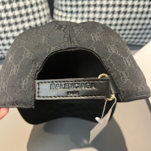 【AT1674】ボックス付きの布袋に、Balenciaga（バレンシアガ）の新作オリジナルキャップが入っています。キャンバス生地と最上級の牛革を使用し、純綿裏地で軽く通気性が良いです。シンプルで上品なデザインです！基本的な頭周りは56センチで、調節可能なパッチ付き。男女兼用で、四季にうってつけです！