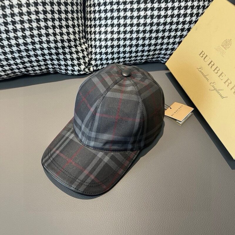 【AT1677】爆品再入荷！ボックスと布袋付きのバーバリー（Burberry）オリジナルのキャップです。ショップで大人気のモデルで、騎士の暗紋が特徴。キャンバス素材、コットンの裏地で軽くて通気性が良いです。完璧なシルエットで、チェック柄も正確です。トップグレインレザーの特製アジャスターが付いており、独自の実物撮影を行っています。男女兼用です。