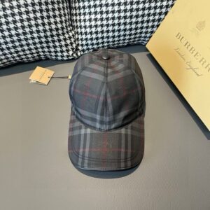 【AT1677】爆品再入荷！ボックスと布袋付きのバーバリー（Burberry）オリジナルのキャップです。ショップで大人気のモデルで、騎士の暗紋が特徴。キャンバス素材、コットンの裏地で軽くて通気性が良いです。完璧なシルエットで、チェック柄も正確です。トップグレインレザーの特製アジャスターが付いており、独自の実物撮影を行っています。男女兼用です。