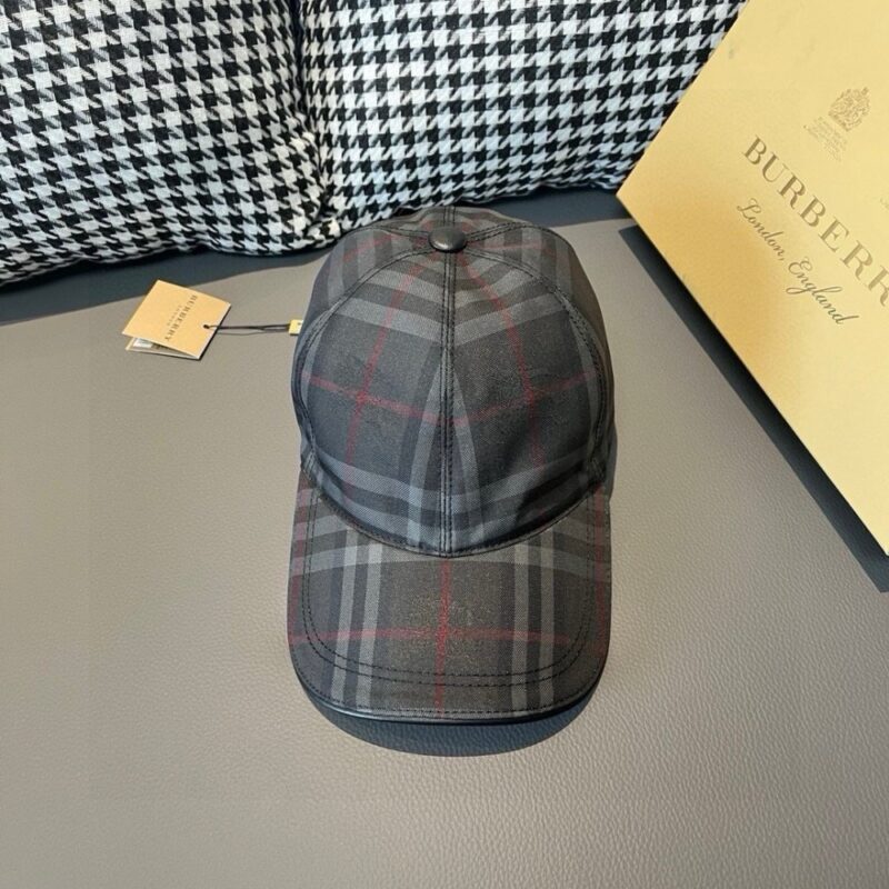 【AT1677】爆品再入荷！ボックスと布袋付きのバーバリー（Burberry）オリジナルのキャップです。ショップで大人気のモデルで、騎士の暗紋が特徴。キャンバス素材、コットンの裏地で軽くて通気性が良いです。完璧なシルエットで、チェック柄も正確です。トップグレインレザーの特製アジャスターが付いており、独自の実物撮影を行っています。男女兼用です。
