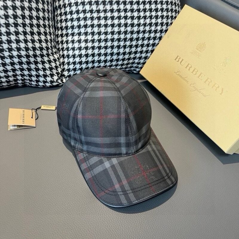 【AT1677】爆品再入荷！ボックスと布袋付きのバーバリー（Burberry）オリジナルのキャップです。ショップで大人気のモデルで、騎士の暗紋が特徴。キャンバス素材、コットンの裏地で軽くて通気性が良いです。完璧なシルエットで、チェック柄も正確です。トップグレインレザーの特製アジャスターが付いており、独自の実物撮影を行っています。男女兼用です。
