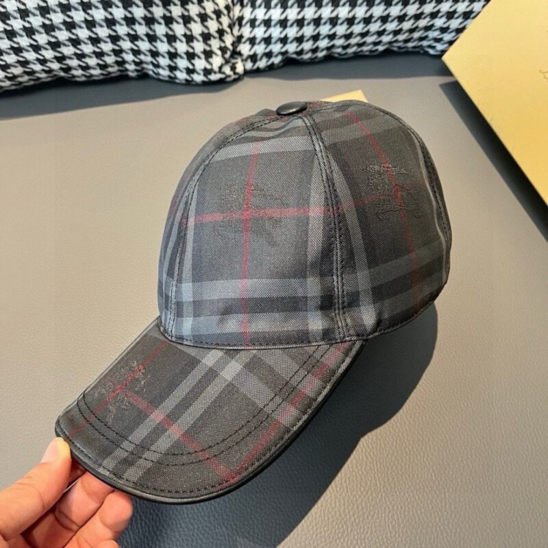 【AT1677】爆品再入荷！ボックスと布袋付きのバーバリー（Burberry）オリジナルのキャップです。ショップで大人気のモデルで、騎士の暗紋が特徴。キャンバス素材、コットンの裏地で軽くて通気性が良いです。完璧なシルエットで、チェック柄も正確です。トップグレインレザーの特製アジャスターが付いており、独自の実物撮影を行っています。男女兼用です。