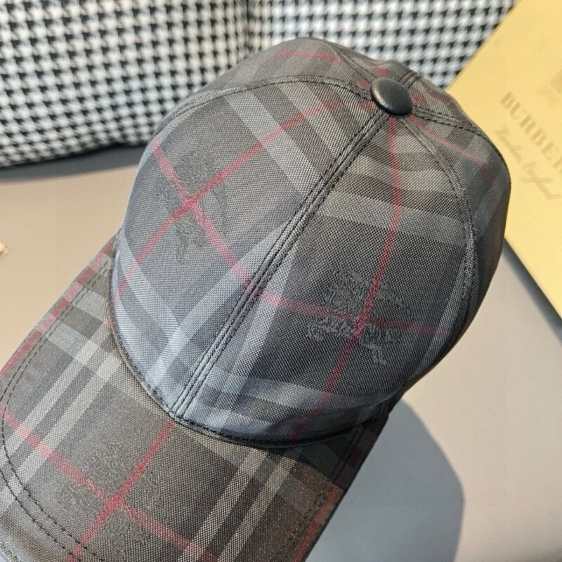 【AT1677】爆品再入荷！ボックスと布袋付きのバーバリー（Burberry）オリジナルのキャップです。ショップで大人気のモデルで、騎士の暗紋が特徴。キャンバス素材、コットンの裏地で軽くて通気性が良いです。完璧なシルエットで、チェック柄も正確です。トップグレインレザーの特製アジャスターが付いており、独自の実物撮影を行っています。男女兼用です。