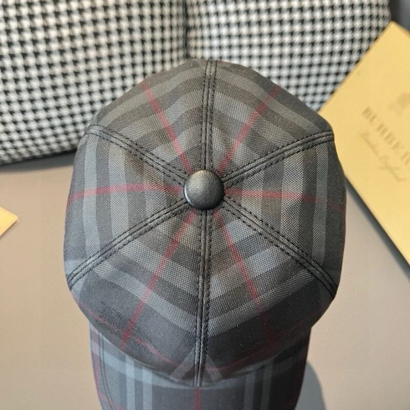 【AT1677】爆品再入荷！ボックスと布袋付きのバーバリー（Burberry）オリジナルのキャップです。ショップで大人気のモデルで、騎士の暗紋が特徴。キャンバス素材、コットンの裏地で軽くて通気性が良いです。完璧なシルエットで、チェック柄も正確です。トップグレインレザーの特製アジャスターが付いており、独自の実物撮影を行っています。男女兼用です。