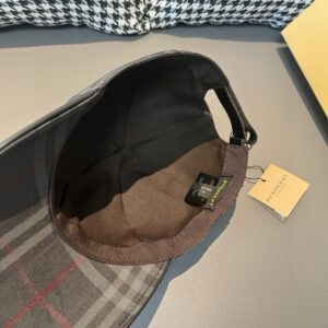 【AT1677】爆品再入荷！ボックスと布袋付きのバーバリー（Burberry）オリジナルのキャップです。ショップで大人気のモデルで、騎士の暗紋が特徴。キャンバス素材、コットンの裏地で軽くて通気性が良いです。完璧なシルエットで、チェック柄も正確です。トップグレインレザーの特製アジャスターが付いており、独自の実物撮影を行っています。男女兼用です。