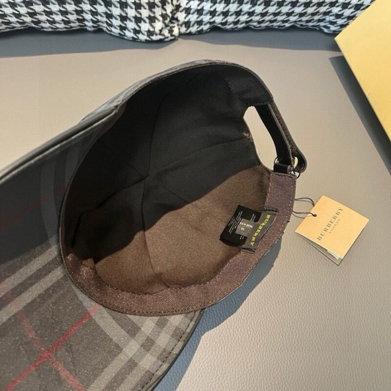 【AT1677】爆品再入荷！ボックスと布袋付きのバーバリー（Burberry）オリジナルのキャップです。ショップで大人気のモデルで、騎士の暗紋が特徴。キャンバス素材、コットンの裏地で軽くて通気性が良いです。完璧なシルエットで、チェック柄も正確です。トップグレインレザーの特製アジャスターが付いており、独自の実物撮影を行っています。男女兼用です。