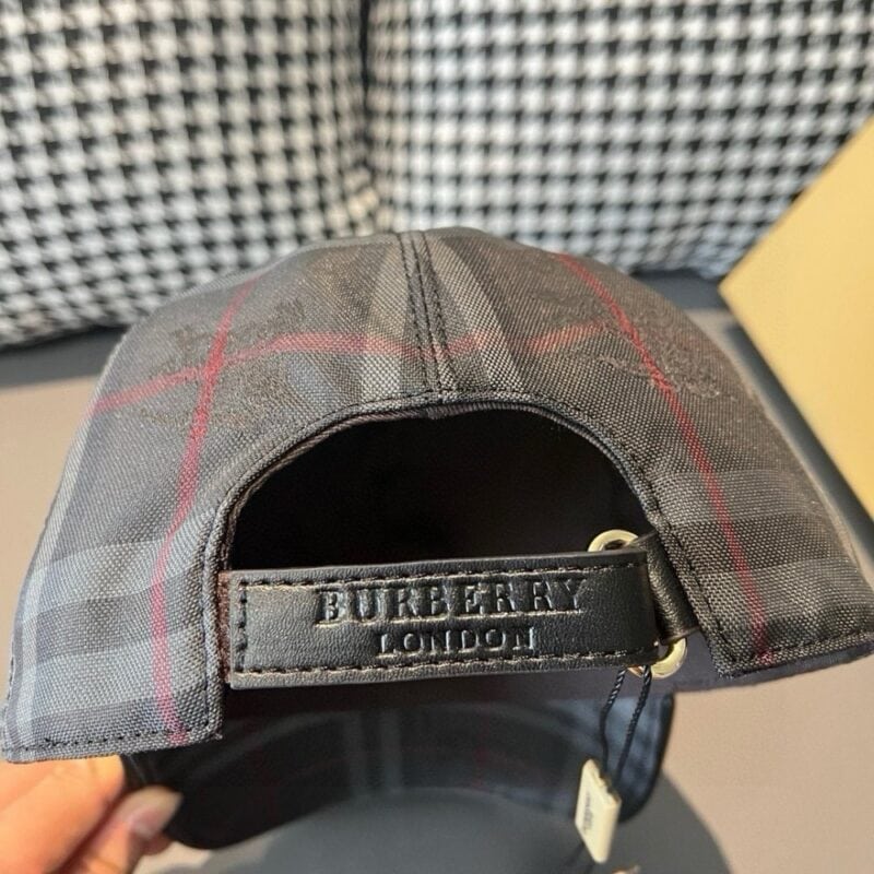 【AT1677】爆品再入荷！ボックスと布袋付きのバーバリー（Burberry）オリジナルのキャップです。ショップで大人気のモデルで、騎士の暗紋が特徴。キャンバス素材、コットンの裏地で軽くて通気性が良いです。完璧なシルエットで、チェック柄も正確です。トップグレインレザーの特製アジャスターが付いており、独自の実物撮影を行っています。男女兼用です。