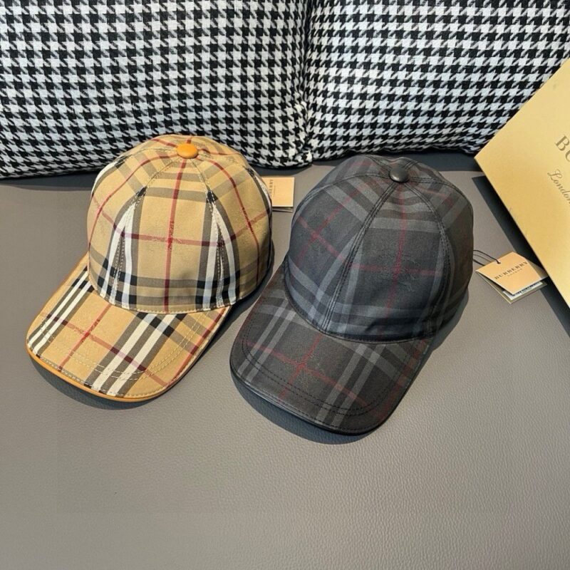 【AT1677】爆品再入荷！ボックスと布袋付きのバーバリー（Burberry）オリジナルのキャップです。ショップで大人気のモデルで、騎士の暗紋が特徴。キャンバス素材、コットンの裏地で軽くて通気性が良いです。完璧なシルエットで、チェック柄も正確です。トップグレインレザーの特製アジャスターが付いており、独自の実物撮影を行っています。男女兼用です。