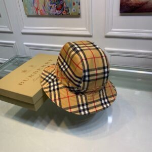 【AT1678】Burberry（バーバリー）のオリジナルの漁帽、2019年の最新モデルです。専門店のナイロン生地100％で、軽く通気性があります。グリッドが正確で、純綿裏地、男女兼用です。ボックスと布袋が付属しています。正規品の2色が現在在庫しています！