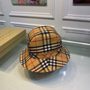 【AT1678】Burberry（バーバリー）のオリジナルの漁帽、2019年の最新モデルです。専門店のナイロン生地100％で、軽く通気性があります。グリッドが正確で、純綿裏地、男女兼用です。ボックスと布袋が付属しています。正規品の2色が現在在庫しています！